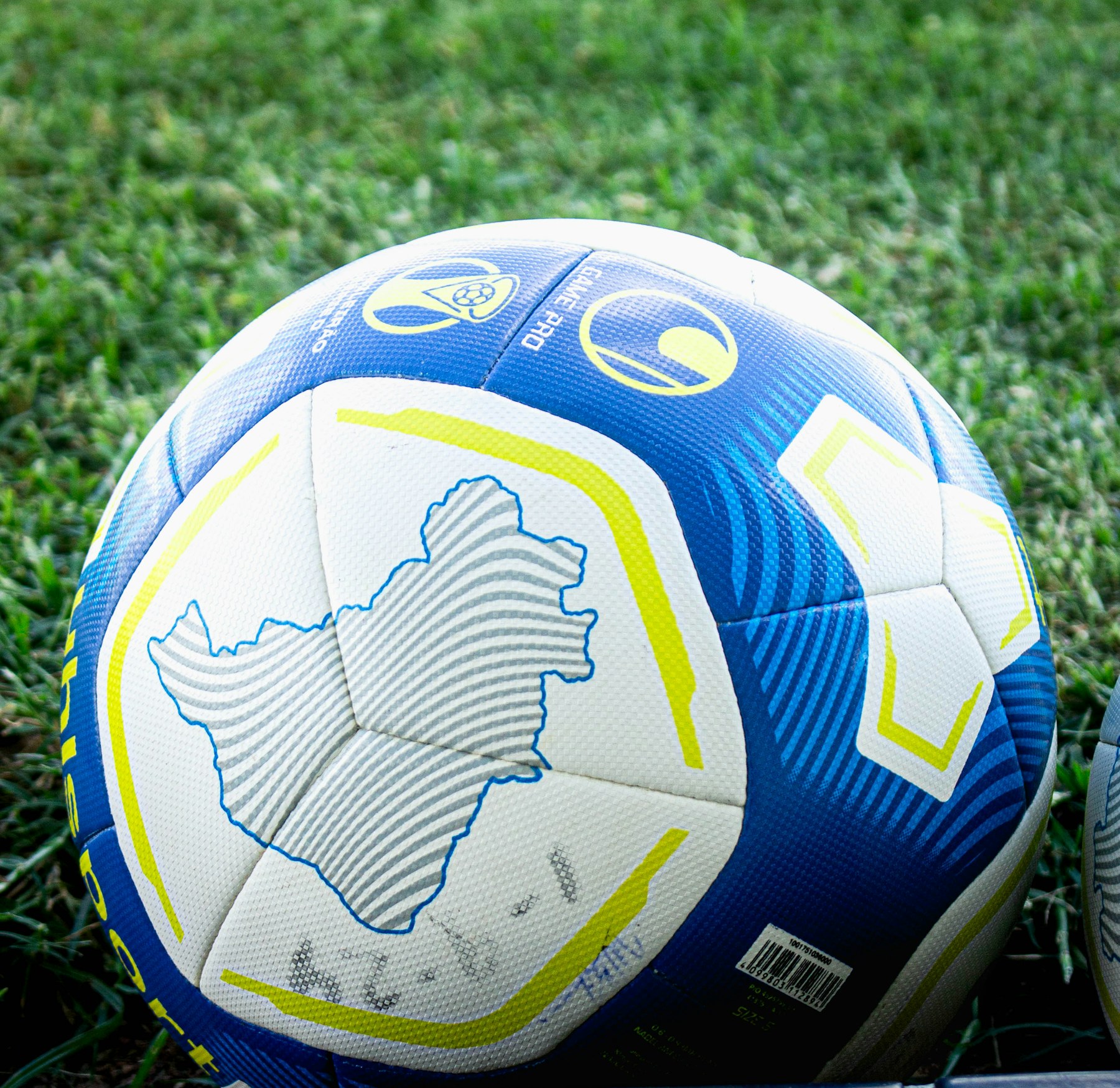 Yeşil sahada futbol topu