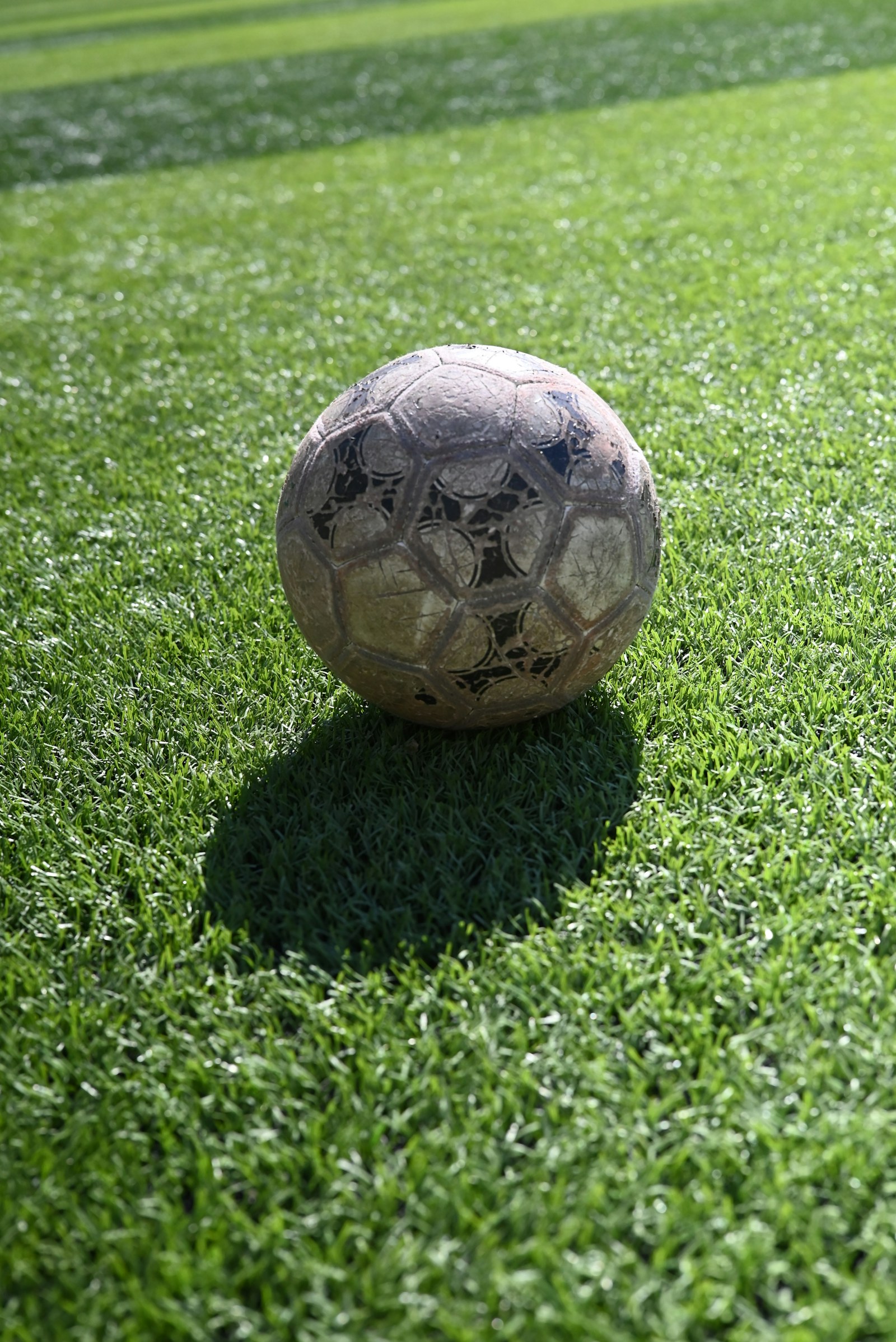 Suni çim üzerinde futbol topu