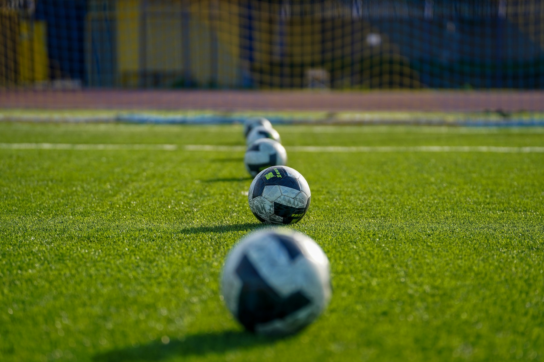 Sahada dizilmiş futbol topları